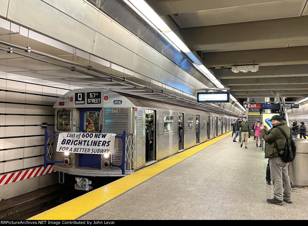 Now on the 2nd Ave Stretch of the Q Line, we have the first R32 train of the day about to depart 86th Street Station.